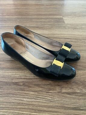 Salvatore Ferragamo Vara leather pumps black grosgrain bow gold-tone hardware.